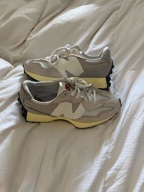 New Balance 327 Sneakers – Beige/Cream Neutral/ size 9/ Excellent Condition